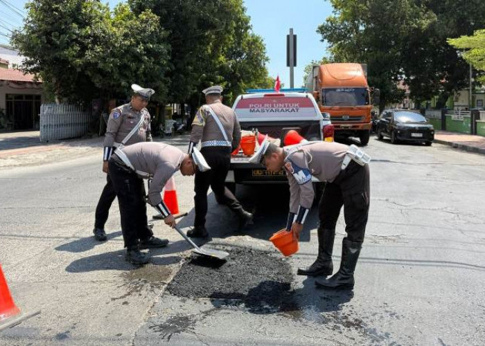 Satlantas Polres Situbondo Tambal Jalan Berlubang, Minimalisir Laka Lantas di Jalur Pantura