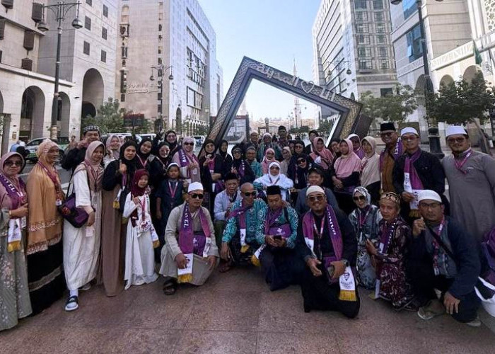 Dahlan Iskan Bersama Jemaah Bakkah Travel Ziarah Makam Rasulullah dan Baqi