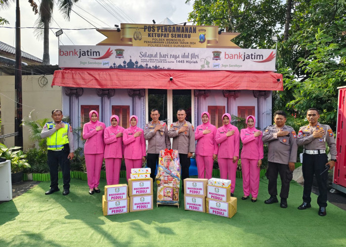 Pengurus Cabang Bhayangkari Surabaya Kunjungi Pos Pam Lebaran Wonocolo, Berikan Semangat dan Bingkisan