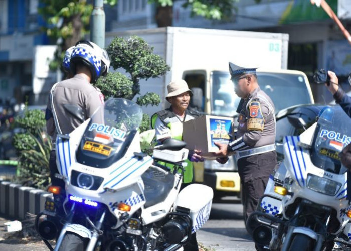 Polantas Menyapa, Bagikan Ratusan Paket Sembako di Jalanan Situbondo