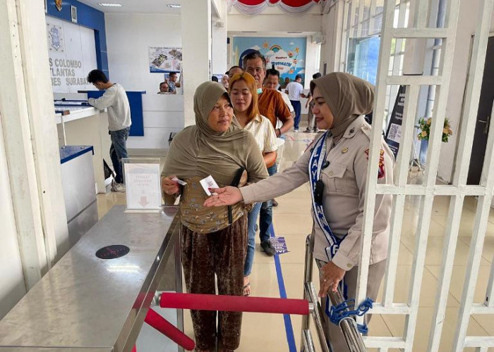 Tingkatkan Ketertiban, Satpas Colombo Surabaya Pasang Barcode di Pintu Masuk Permohonan SIM