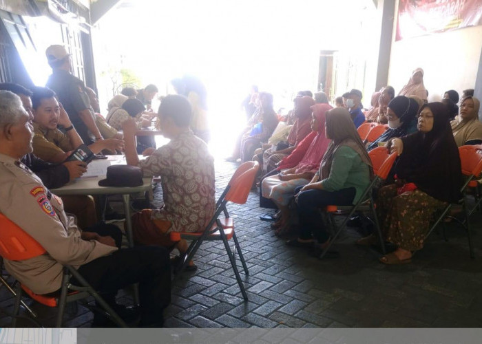 Peduli Sesama, Polsek Bubutan Kawal Pembagian Beras Bulog untuk Ratusan Warga Kelurahan Teduh