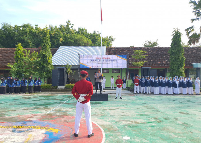 Kapolsek Kepohbaru Pimpin Upacara Bendera di SMA Negeri 1