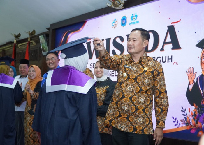 208 Lansia Lamongan Diwisuda, Pak Yes Dorong Tetap Sehat dan Produktif