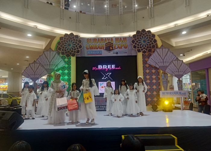 Bree Modeling Tampil Memukau di Surabaya Haji Umrah Expo 2024