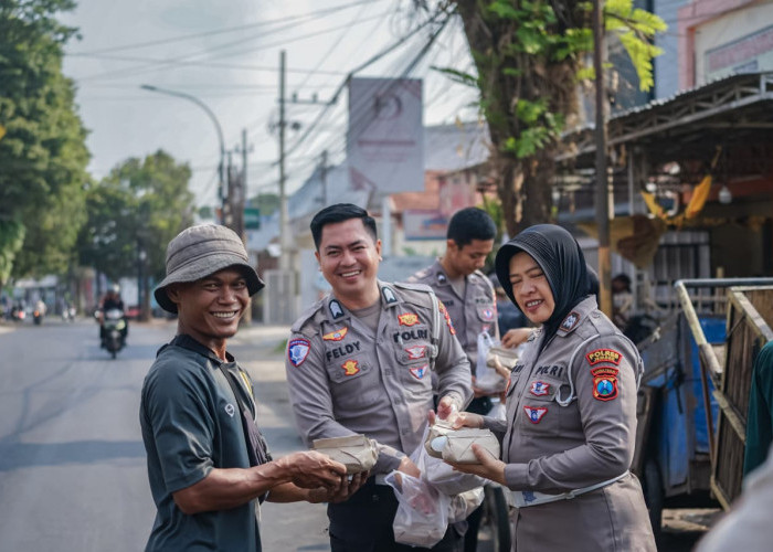 Sentuhan Hangat di Jumat Berkah, Satlantas Polres Jember Bagikan Makanan dan Sembako untuk Warga