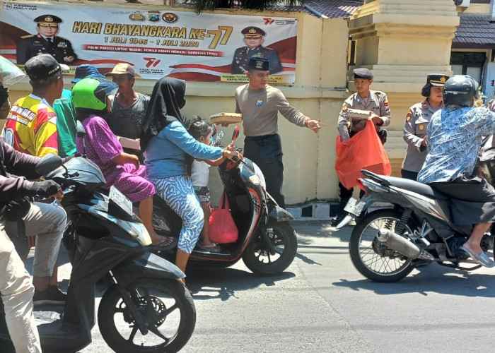 Jumat Berkah, Polsek Dukuh Pakis Berbagi Nasi Kotak