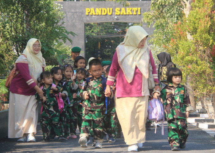 Siswa TK Kartika IV-46 Ceriah Jelajahi Makodim 0812 Lamongan di Peringatan HAN 2026