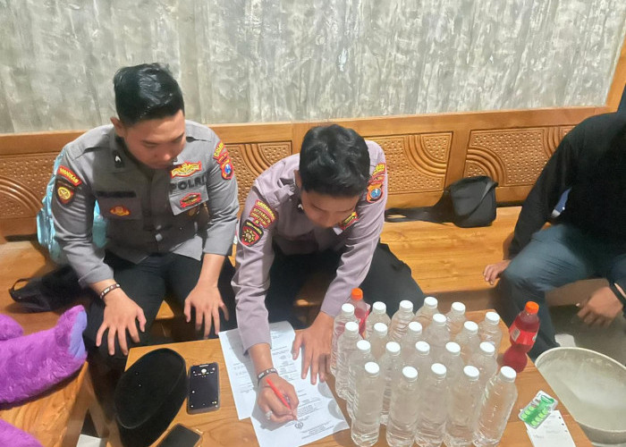 Samapta Polres Situbondo Sita Puluhan Botol Miras Saat Patroli Operasi Pekat di Banyuputih