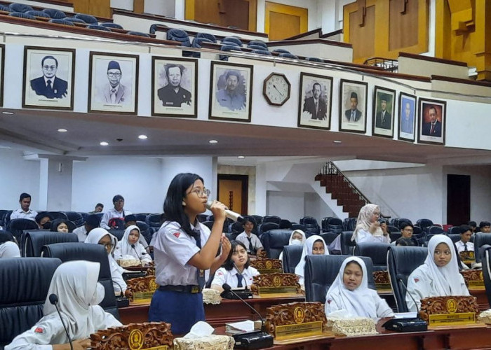 Terima Rombongan Pelajar SMP, Pimpinan Dewan Surabaya Ajak Simulasi Rapat Paripurna