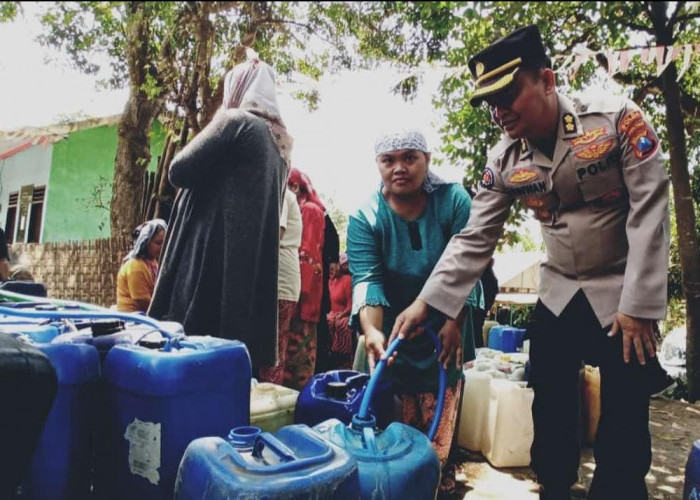 Jelang HUT Humas Polri, Polisi Bagikan Air Bersih untuk Warga Jatim