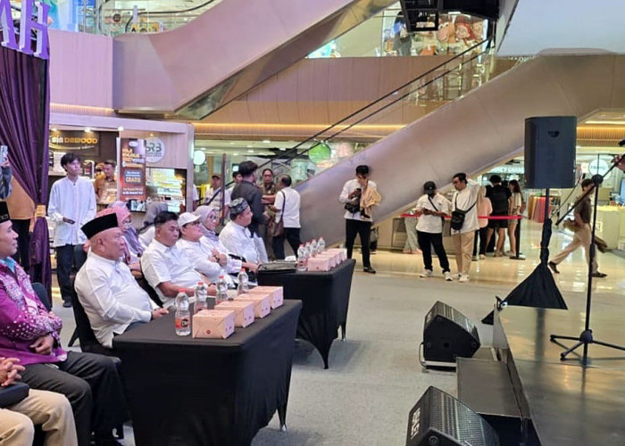 Usai membuka Haji Umrah Expo 2026, Kabag TU Kanwil Kementerian Haji dan Umrah Surabaya, Edi Susilo, bersama jajaran pimpinan SKH Memorandum meninjau stan peserta guna memastikan seluruh penawaran kepada pengunjung telah sesuai SOP.