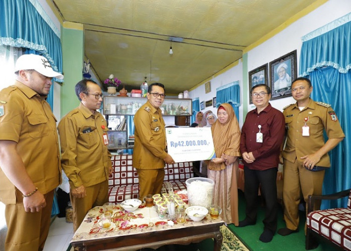 Wali Kota Batu Serahkan Santunan Kematian dan Beasiswa kepada Tiga Keluarga Peserta BPJS Ketenagakerjaan