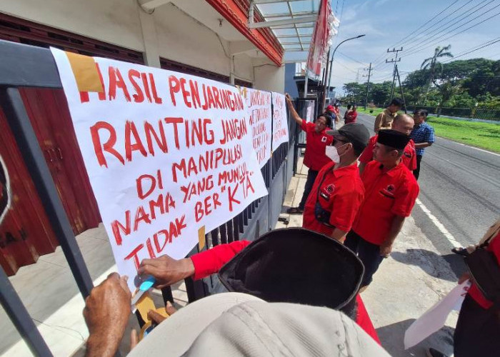 Geruduk Kantor DPC PDIP Pasuruan, Kader Protes Penjaringan Ketua PAC Dinilai Main Mata