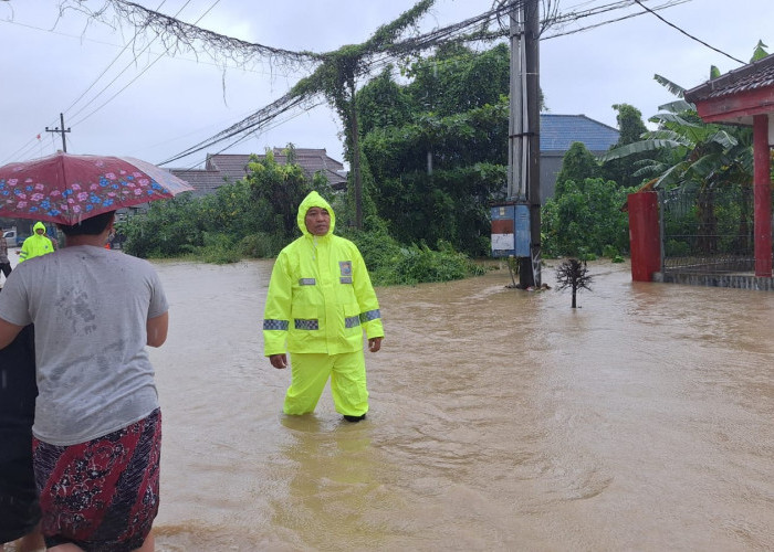 Sejumlah Desa Banjir, Wakapolres Bangkalan Gerak Cepat Evakuasi Warga