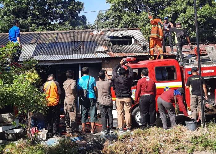 Korsleting Kipas Anging, Rumah Dinas Pengairan Pemkab Situbondo Hangus Terbakar