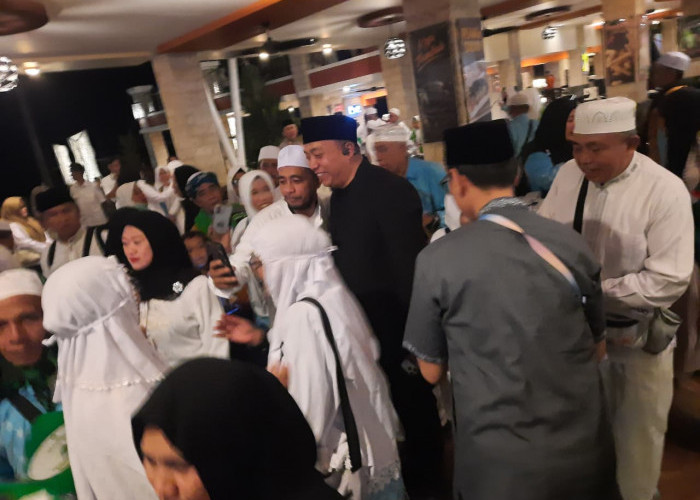 Momen Haru Bupati Situbondo Sambut Jemaah Haji, Doakan Jemaah Wafat hingga Titip Pesan Jaga Kondusifitas