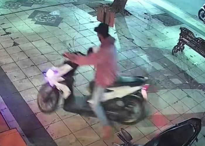 Motor Karyawan Rumah Makan Emados Embong Malang Dicuri, Aksi Pelaku Terekam CCTV