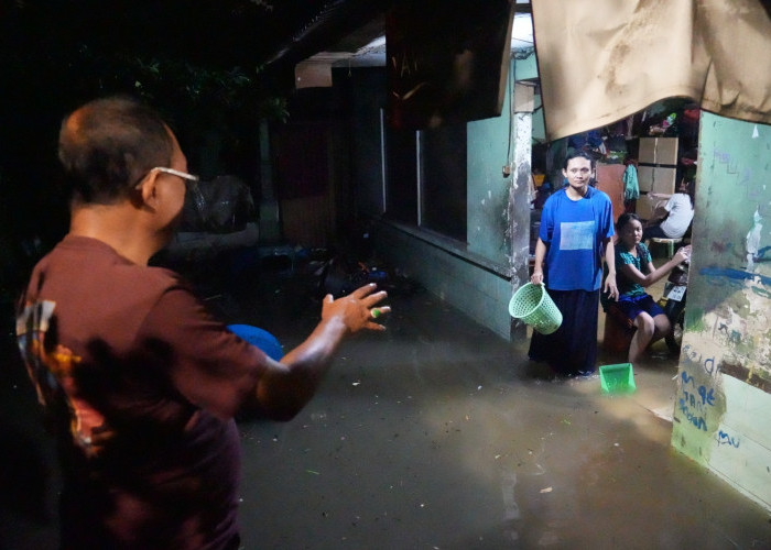 Banjir di Surabaya, Armuji Tinjau Langsung Lokasi Genangan di Simo Katrungan