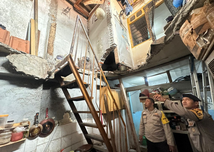 Lantai Dua Rumah di Bubutan Surabaya Ambruk, Cor-coran Cuma Setebal 5 CM