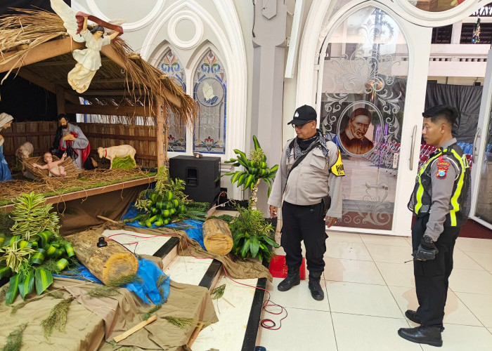 Pastikan Natal Aman, Polsek Sawahan dan Tim Gegana Sterilisasi Gereja St. Vincentius A Paolo