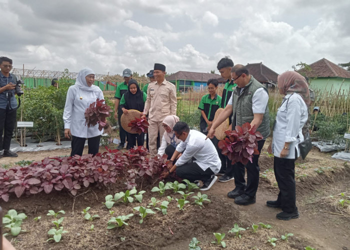 Gubernur Khofifah Kepincut Keripik Kulit Patin SMKN 1 Tulungagung, Plt Bupati Apresiasi Perhatian Pemprov