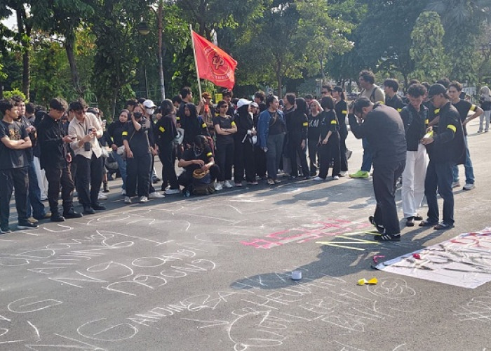 BEM Kampus Aksi di Depan Grahadi Surabaya, Bawa Seruan Agustus Kelam Jatim Melawan