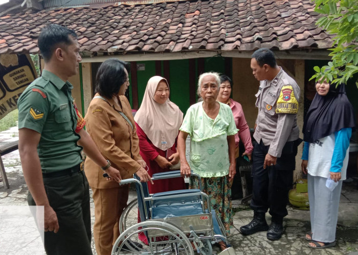 Sinergi Tiga Pilar Bangkingan Salurkan Bantuan Kursi Roda Baznas untuk Lansia