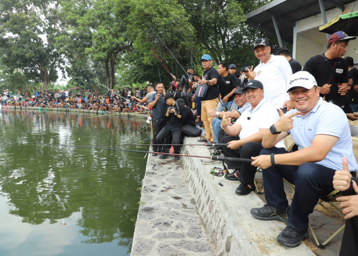 Strike Perdana Bupati Warsubi Bikin Riuh, Ribuan Warga Padati Mancing Gratis di Tirta Wisata
