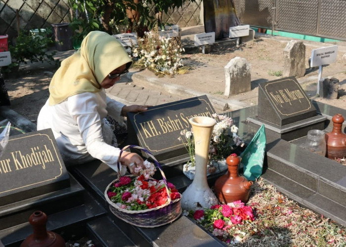 Masa Tenang, Mundjidah Ziarah ke Makam Pendiri NU