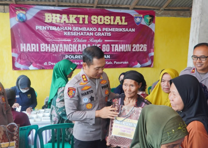 Kapolres Pasuruan Blusukan Bagikan Bansos ke Masyarakat Kurang Mampu di Lumbang