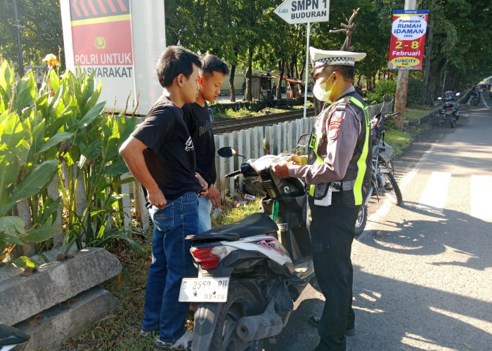 Tekan Angka Fatalitas Laka Lantas, Polisi Edukasi Penggunaan Helm dalam Operasi Keselamatan Semeru 2026