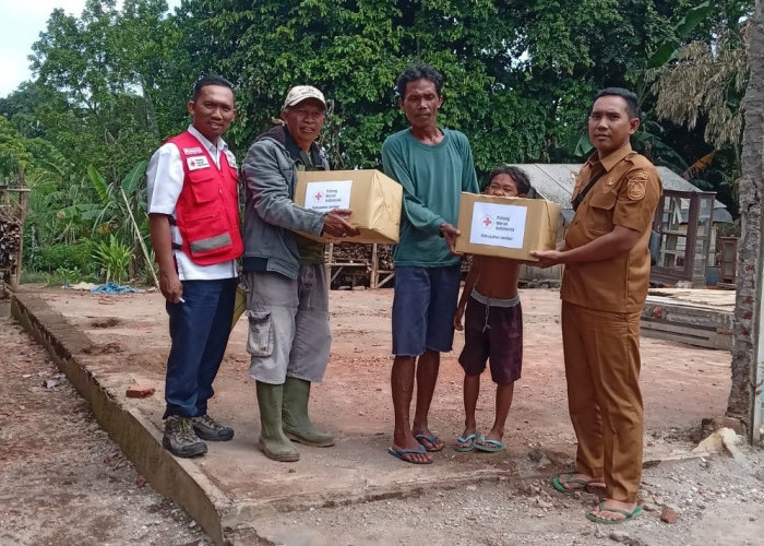 Ringankan Beban Sesama, PMI Jember Peluk Korban Bencana dan Laka Laut Lewat Bantuan Sembako
