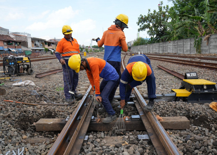 KAI Daop 8 Surabaya Gencarkan Perawatan Jalur Jelang Libur Natal dan Tahun Baru 2025