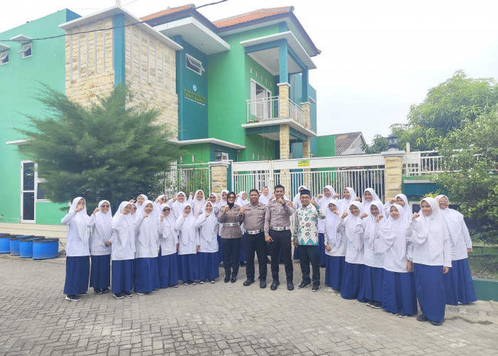 Polres Gresik Edukasi Santri Lewat Road Safety dan Coaching Clinic di Ponpes Sirojul Haromain