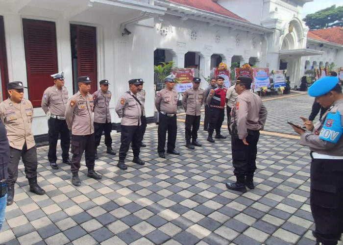 Polsek Sawahan Kerahkan Puluhan Personel, Amankan Sidang PKPU PT Pakerin di PN Surabaya