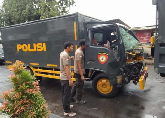 Kesaksian Warga saat Truk Sabhara Polda Jatim Terlibat Kecelakaan di Gunungsari