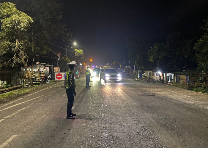 Satlantas Polres Lumajang Terapkan Sistem Buka Tutup Jembatan Klakah, Antisipasi Kemacetan