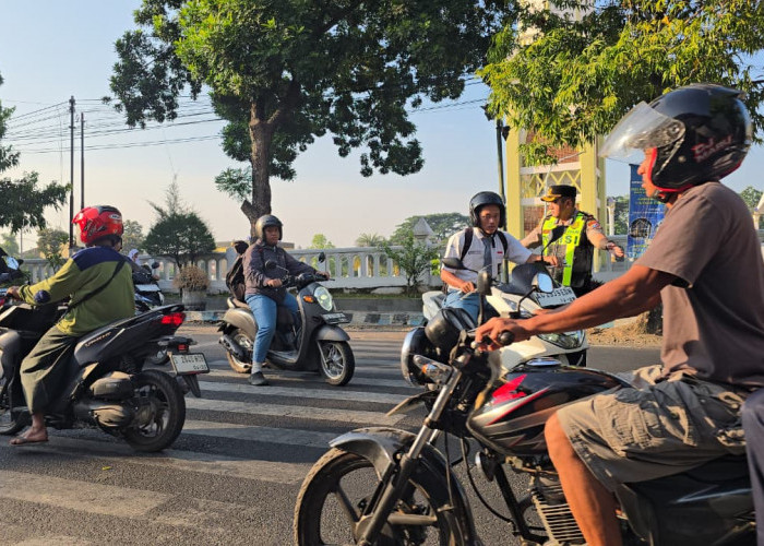 Dekat dengan Pelajar, Kapolres Kediri Bagikan Helm Ingatkan Keselamatan Berkendara