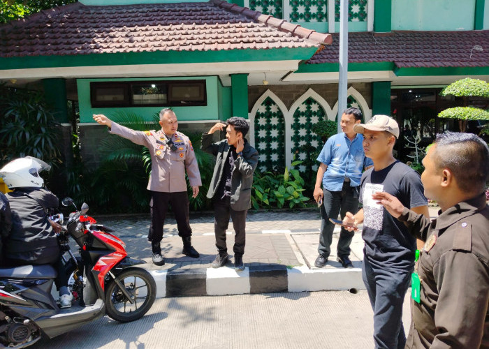 Polisi Kawal Aksi Unjuk Rasa Mahasiswa UIN Sunan Ampel Surabaya