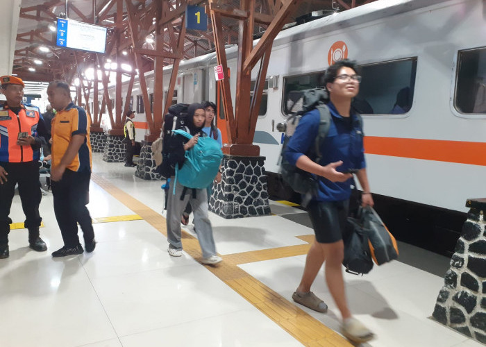 Libur Panjang HUT RI, Ribuan Penumpang Padati Stasiun Blitar 