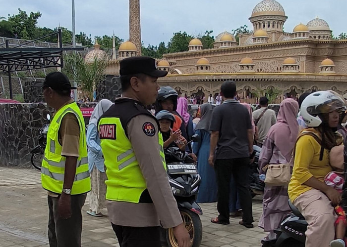 Hadir di Tengah Masyarakat, Polsek Margomulyo Beri Pelayanan Pengunjung Masjid Religi