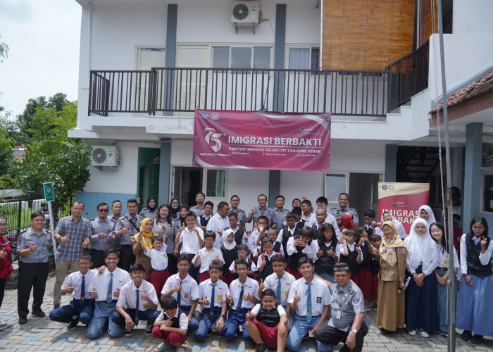 Berbakti untuk Negeri, Kantor Imigrasi Tanjung Perak Bagikan Makanan Bergizi Gratis di SLB Bakti Asih