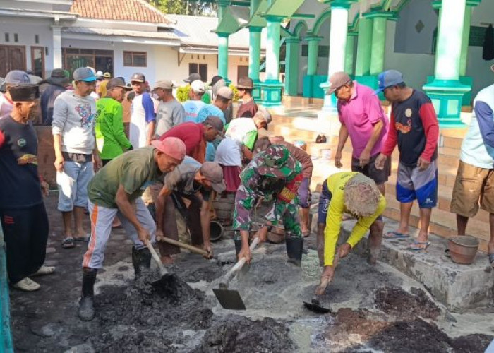 Bersatu Membangun Iman, Babinsa dan Warga Karanganom Gotong Royong Pengecoran Masjid
