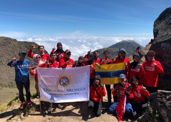 Wanala Unair Sukses Kibarkan Bendera Merah Putih di Puncak Gunung Arjuno