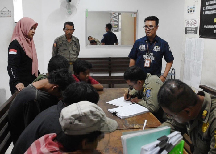 Satpol PP Surabaya Jaring Belasan Anak Nggandol Truk