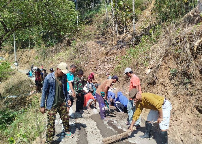 Menembus Medan Ekstrem, GSB Jember dan Warga Mojan Gludug Gotong Royong Pavingisasi Jalan Pesantren