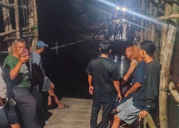 Tarik Gas Motor di Perahu Tambangan, Bapak Anak di Driyorejo Hilang Tercebur Sungai