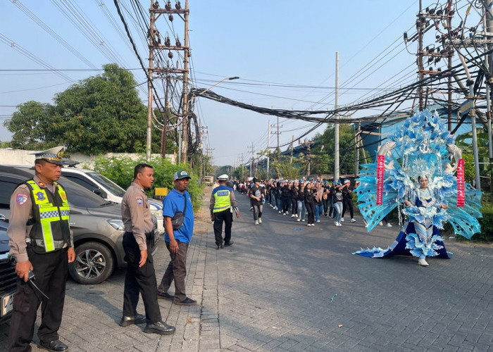 Sambut HUT Ke-81 RI, Polsek Tandes Kawal Pawai Pekerja BMI di Margomulyo