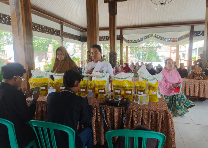 Bulog Salurkan Bantuan Pangan untuk 631 Keluarga di Mojokerto, Perkuat Ketahanan Pangan Nasional